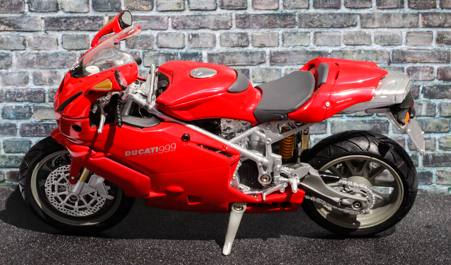 New Ray 1-12 Ducati 999